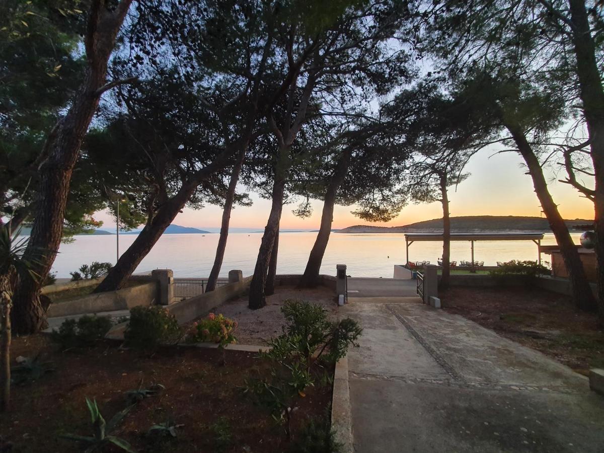 Martinšćica Sidus Maris, Spacious Seaside Apartment With Free Parking מראה חיצוני תמונה